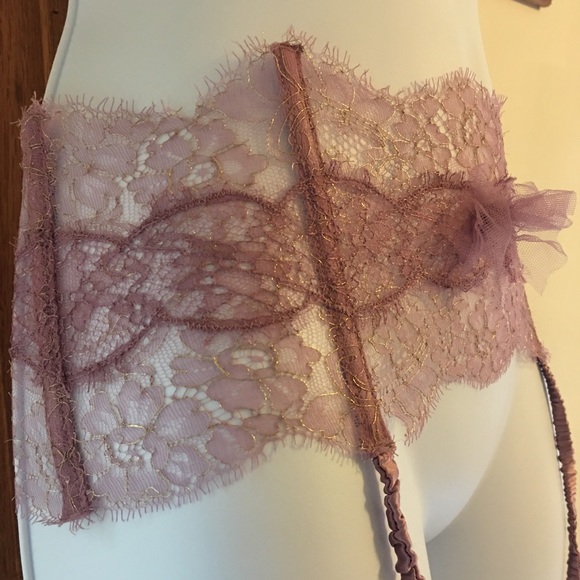 Chantilly Lace garter belt - Picture 2 of 5